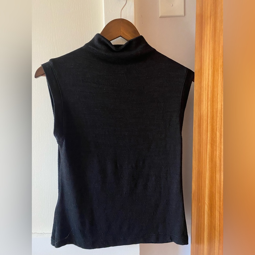 Banana Republic Women’s Mockneck Sleeveless Black Top. XS